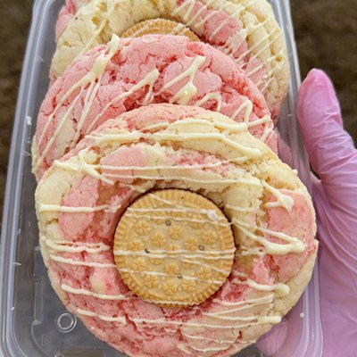 Strawberries and Cream Cookies 