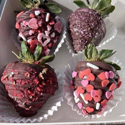 4 Strawberries Chocolate Covered 