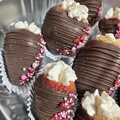 Chocolate Creme Filled Strawberries (6)