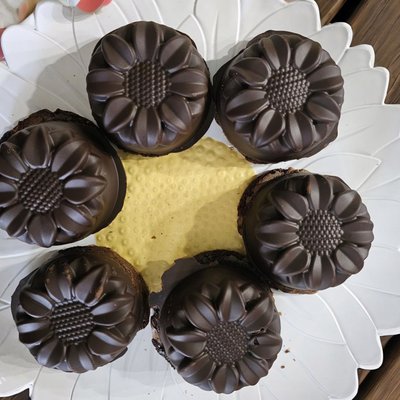 Thick Red Wine Fudge Brownie Bomb 6pk