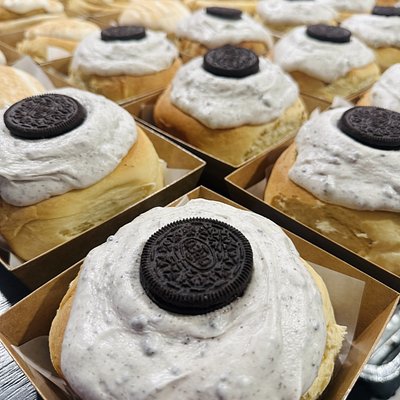 6 Jumbo Oreo Cinnamon Rolls