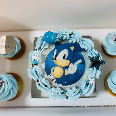 Bento Cake Box With 4 Cupcakes 