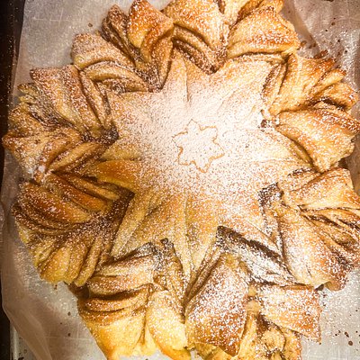 Cinnamon Roll Pull-Apart Snowflake