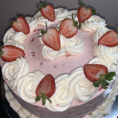 Very Berry Strawberry Round Cake