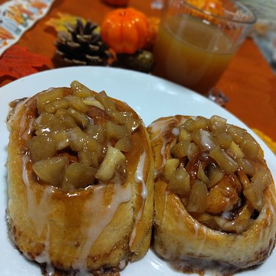 6 CT Apple Cinnamon Rolls 