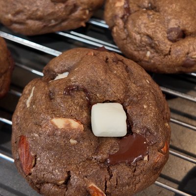 S’more Dark Chocolate Chip Cookies 