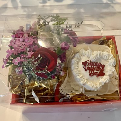 Flower Cake Box with Flowers & Cake - Flavors:  Red Velvet, Chocolate, Strawberry K