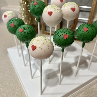 Grinch Cake Pops 