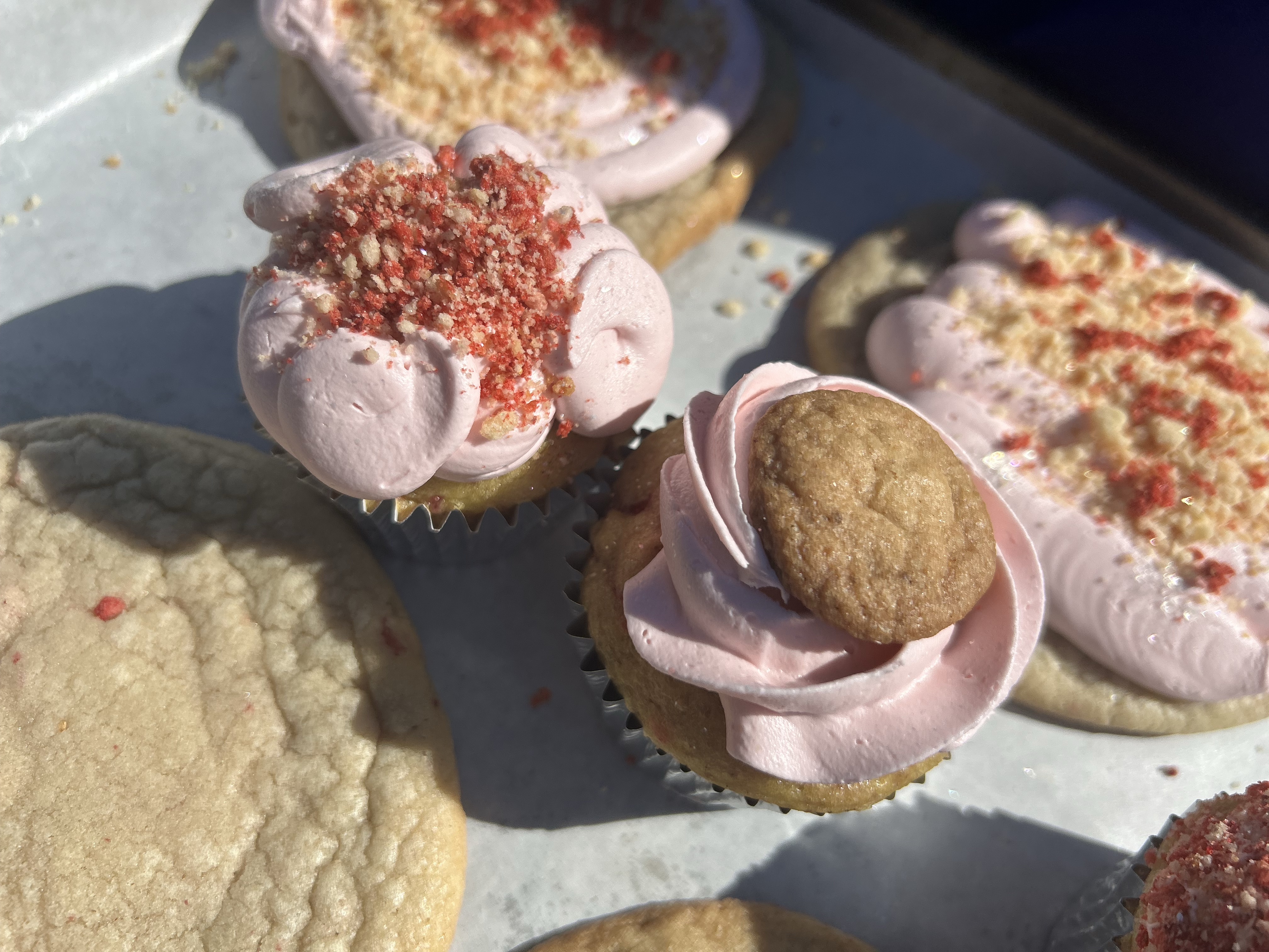 Strawberry Sgrcookie Cupcake