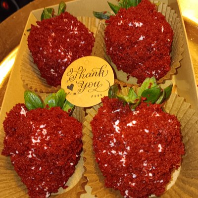 Red Velvet Cheesecake Stuffed Berries 🍓