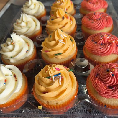 Vanilla Cupcakes (12 Cupcakes)