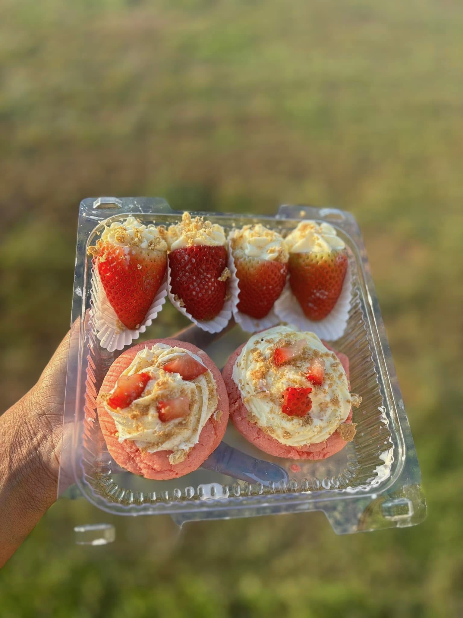 Strawberries & Cookies Combo 