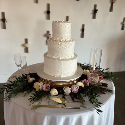 💍 Wedding Cakes — Starting at $4 per serving