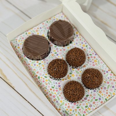 Gift box with 4 brigadeiros + 2 mini Pāo de Mel - dulce de leche