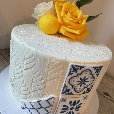 8” Boutique Cake Serves 20
