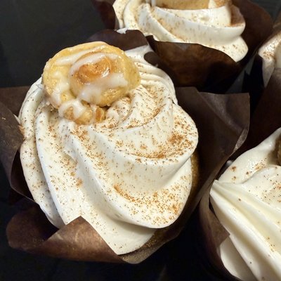 Six Cinnamon Roll Cupcakes