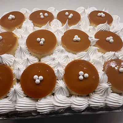 Bandeja De Tres Leche De Coco Con Topping De Mini Flanes 