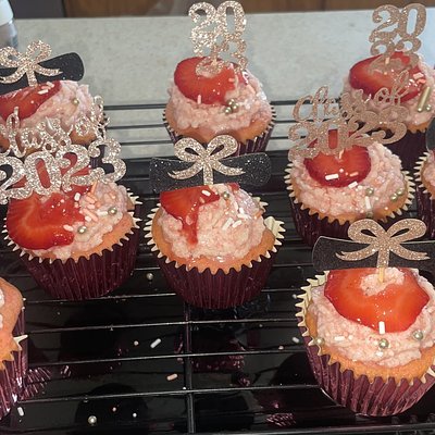 Strawberry Shortcake Cupcake ( Topped With Candied Strawberries 🍓 )