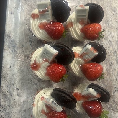 Strawberry Oreo Hersey Cupcakes 