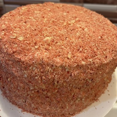 Strawberry Crunch Cake 
