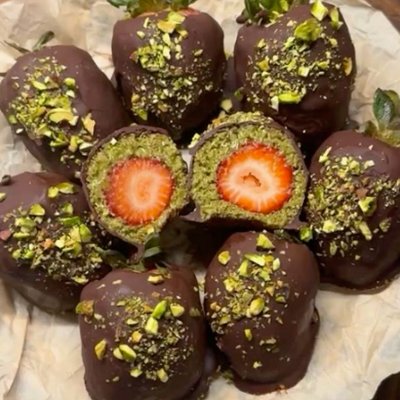 Stuffed Strawberries 🍓🍫💚