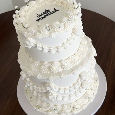 2 Tier Round Wedding Cake 8 In 3 Layer On Bottom & 6 In 2 Layer On Top