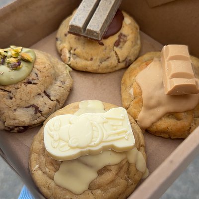 Milkybar Stuffed Cookie 🤠 