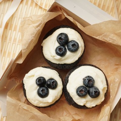 dozen blueberry cupcakes