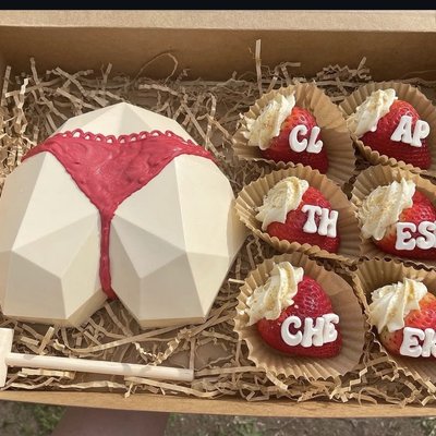 Cheese cake filled with breakable heart