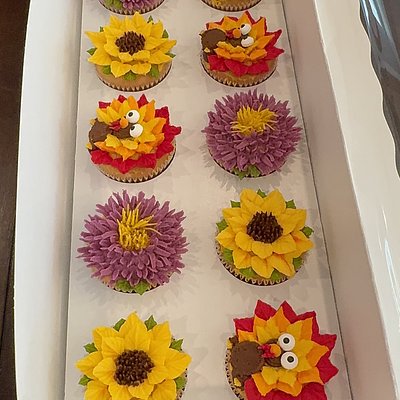 🌼 12 Standard Size Floral Cupcakes