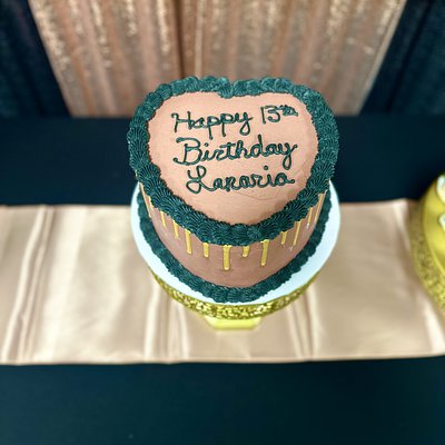 8 Inch 2 Layer Heart Cake (16-20 Servings)