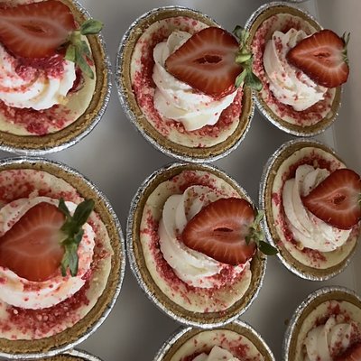 6 Strawberry shortcake cheesecake Minis 