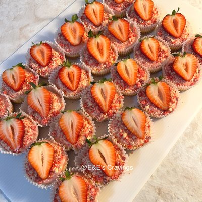 Strawberry Crunch Mini Cheesecakes 
