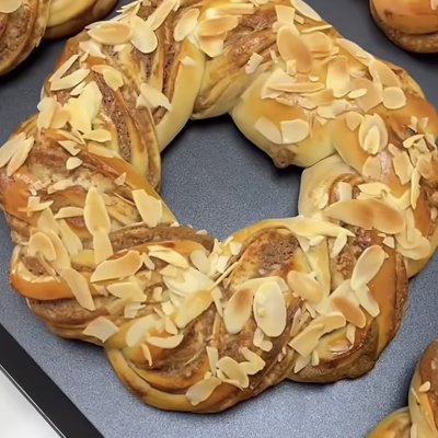 Cinnamon & Almond Legacy Ring (Serves 4-5)