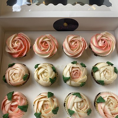 12 Classic Floral Cupcakes
