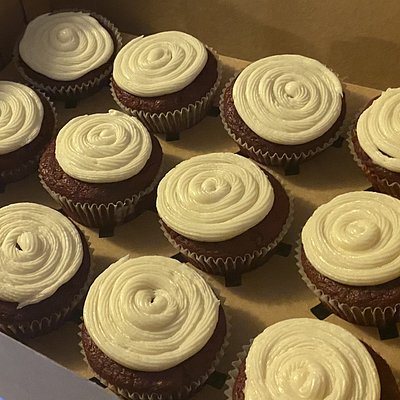 1/2 Dozen Vanilla &  1/2 chocolate cupcakes 