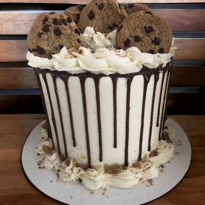 Large Cake - 8” Serves up to 30.