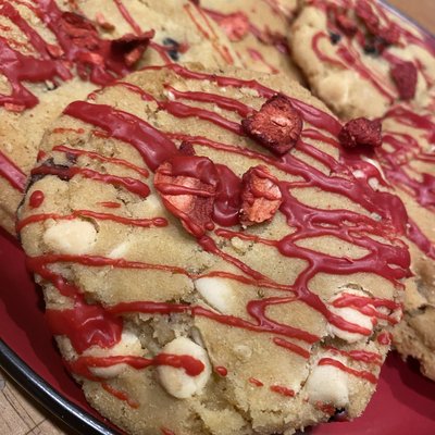 Strawberries ‘n Cream Cookies 