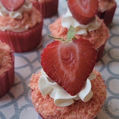 [Copy] Strawberry Crunch Cupcakes