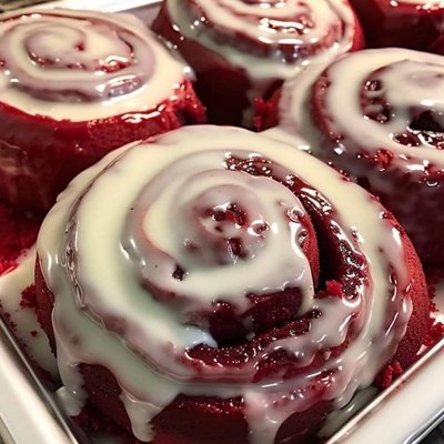 Red Velvet Cinnamon Buns (Batch of 6)