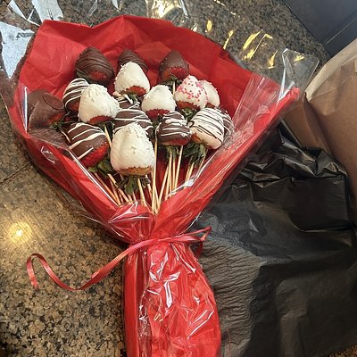 12 Chocolate Covered Strawberries Bouquet