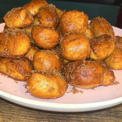 Cinnamon Sugar Soft Pretzel Bites (10)