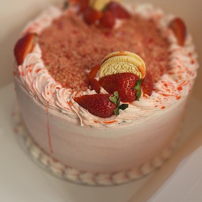 2 Layer Strawberry Cake With Fresh Strawberries 