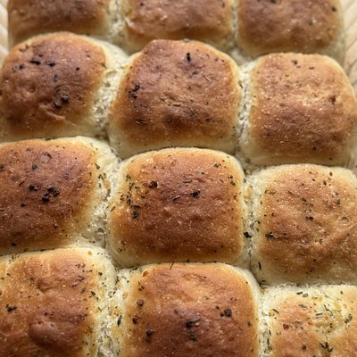 Sourdough dinner rolls 