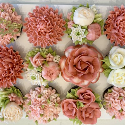 12 Piece Luxury Box Of Blooms
