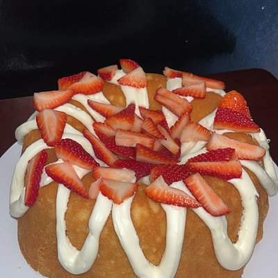 Vanilla Pound Cake W/buttercream & Strawberries 