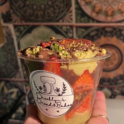 Dubai Strawberry Pistachio Cup 9oz