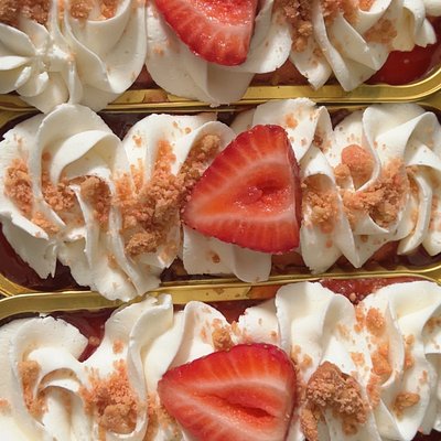 Strawberry Crunch Mini Cake