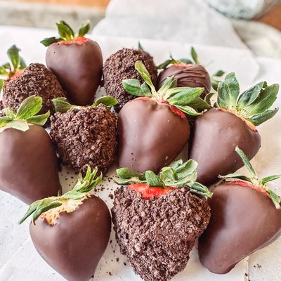 1 Dozen - 1/2 Oreo & 1/2 Chocolate Dipped Strawberries 