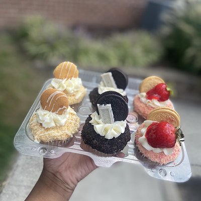 Signature Flavor Cupcakes (24)